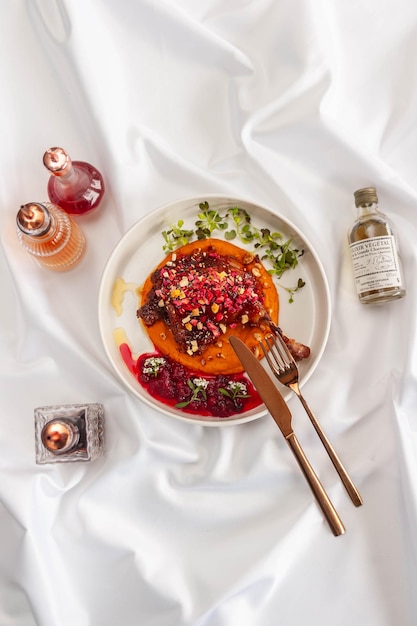 kolacja przy świecach, talerz z aromatycznym daniem